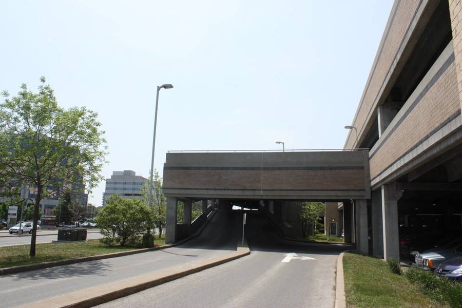 Stationnement Carrefour Laval
